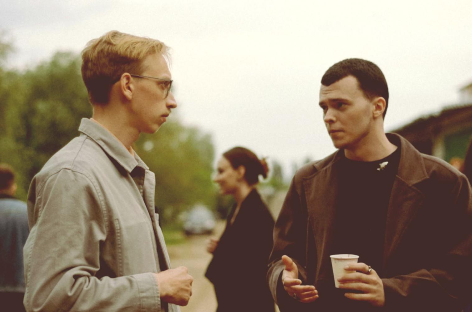 Análisis estadístico de datos financieros en pantallas múltiples mostrando gráficos y métricas de rendimiento