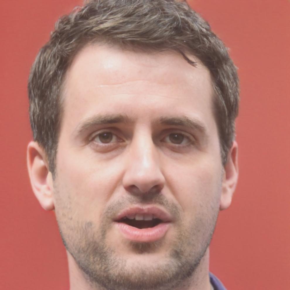 Retrato profesional de Sebastián Aguirre, especialista en análisis cuantitativo de mercados financieros