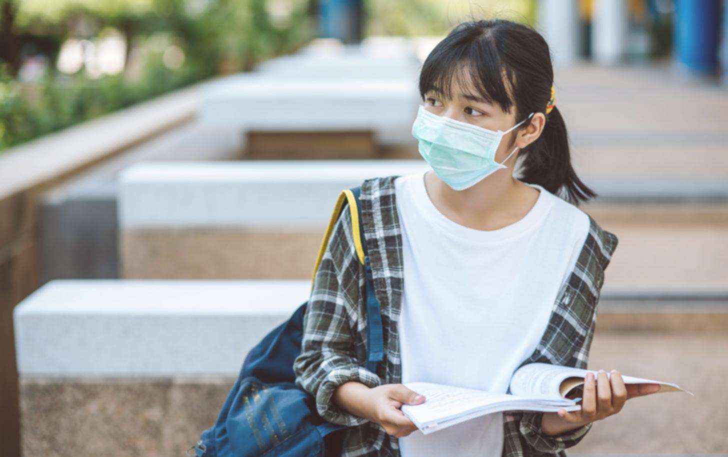 Estudiantes trabajando con herramientas de análisis financiero