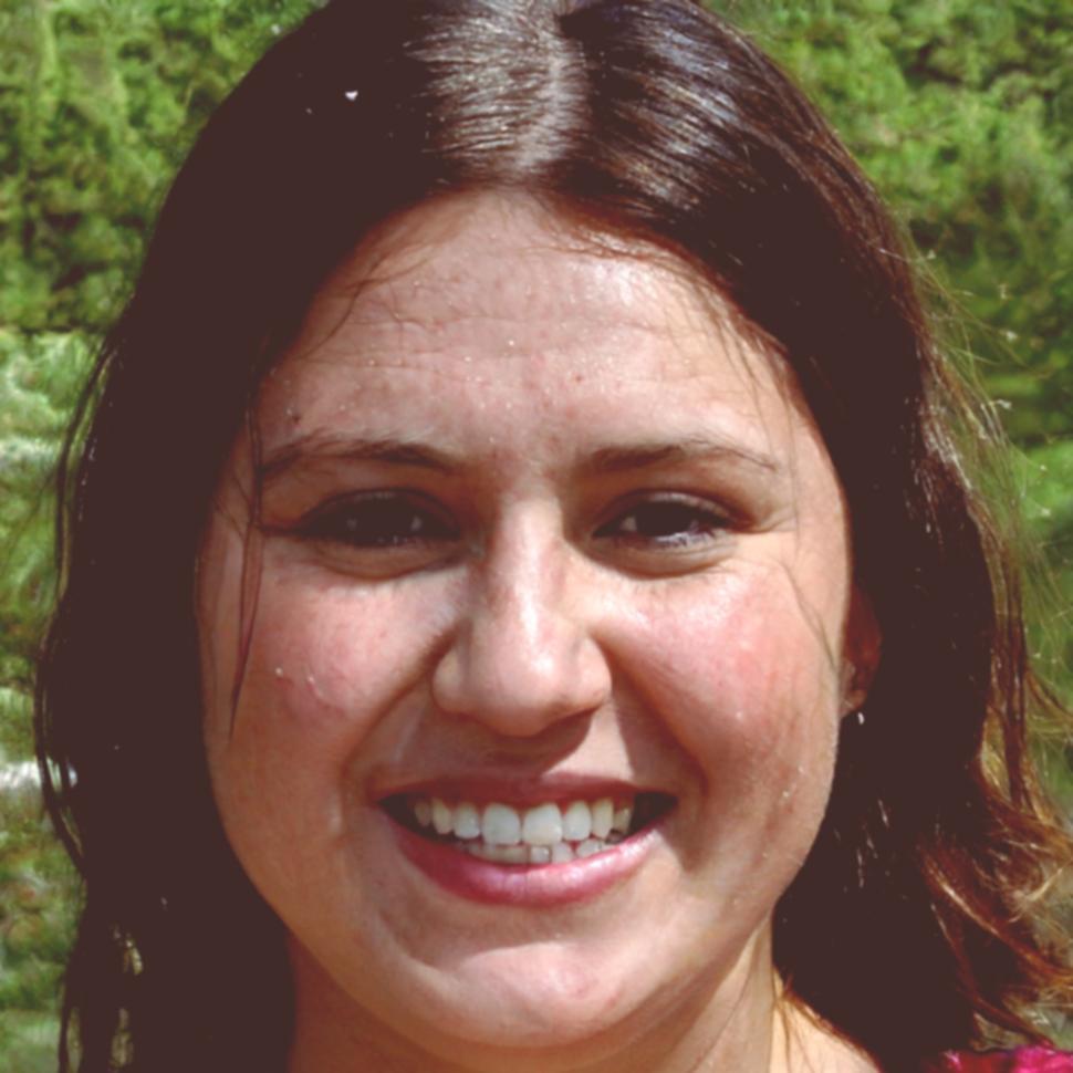 Retrato profesional de Elena Varga